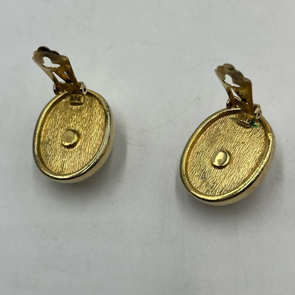 Christian Dior Vintage Gold Tone Oval Clip On Earrings Faux Pearl Cabochon - Picture 13 of 16